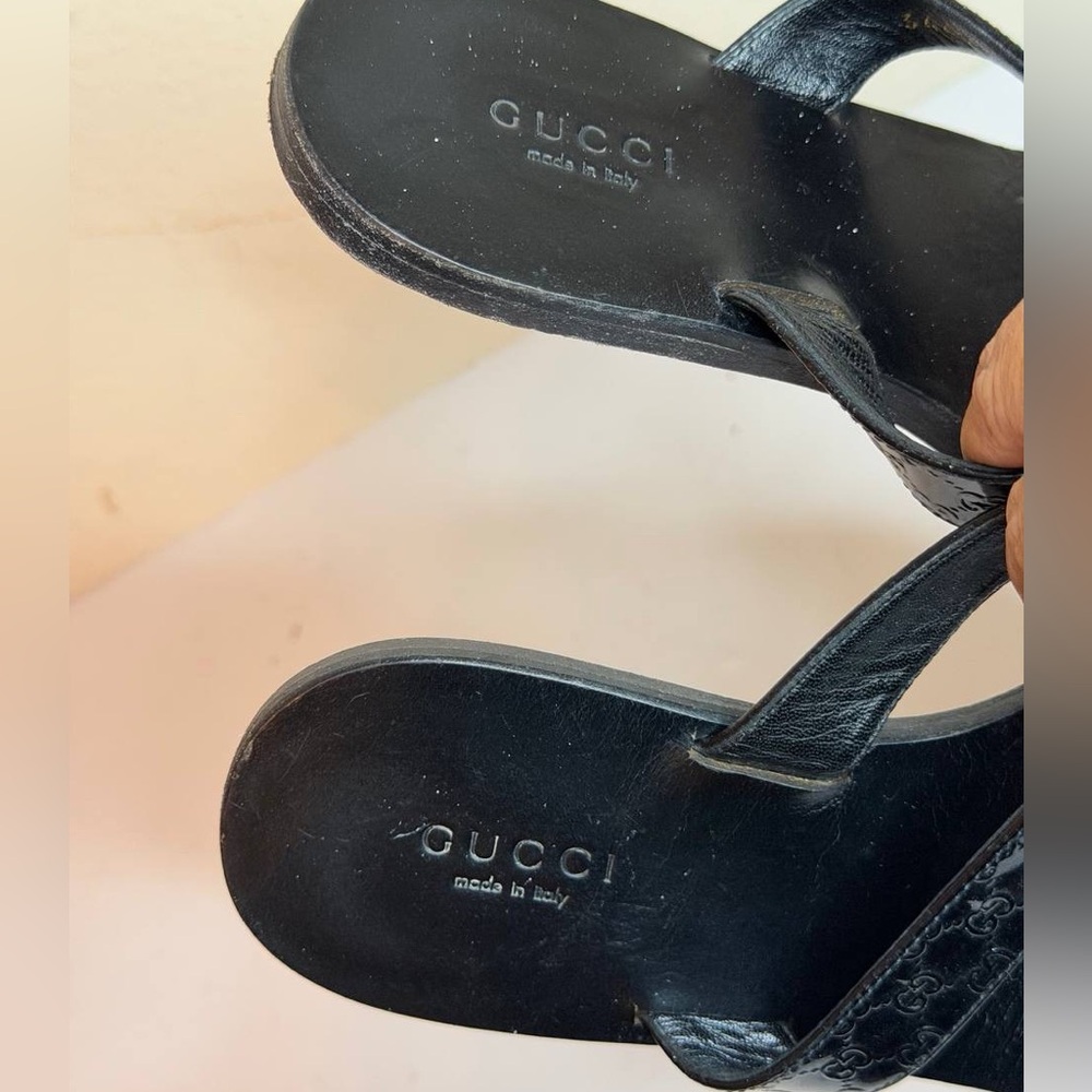 Gucci Women's Flat Thong Sandals Black Patent Leather Gold GG Logo Size 35 - Picture 3 of 10